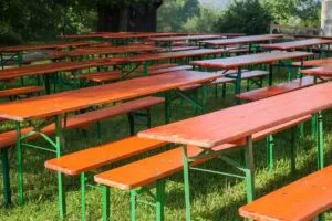 Bierzeltgarnituren auf Rasen im Garten