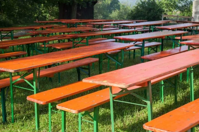 Bierzeltgarnituren auf Rasen im Garten
