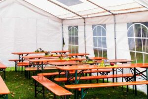 Bierzeltgarnitur in einem Festzelt