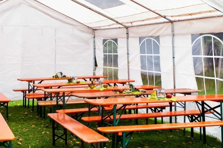 Festzelt und Bierzeltgarnitur