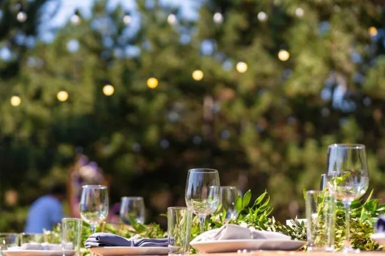 Einsatz der Lichterketten über einem Tisch im Garten