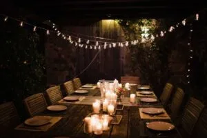 Einsatz der Lichterketten über einem Tisch im Garten
