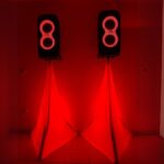 2xJBL Partyboxen mit rotem Licht auf Stativ