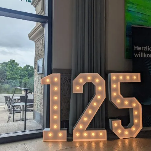 Leuchtzahl_125_Jubiläum_Garstensaal Hannover_quadrat