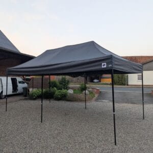 EZ UP Faltpavillon 3x6m auf dem Hof