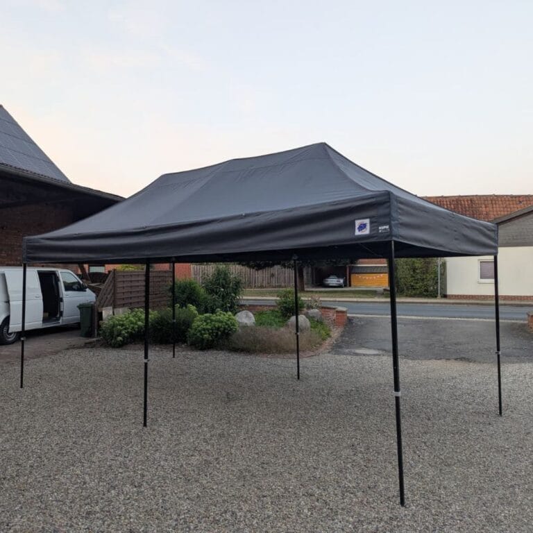 EZ UP Faltpavillon 3x6m auf dem Hof