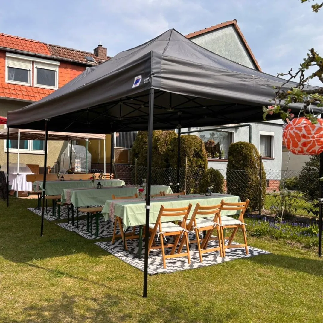 Faltpavillon mieten mit Stühlen und Bierzeltgarnitur